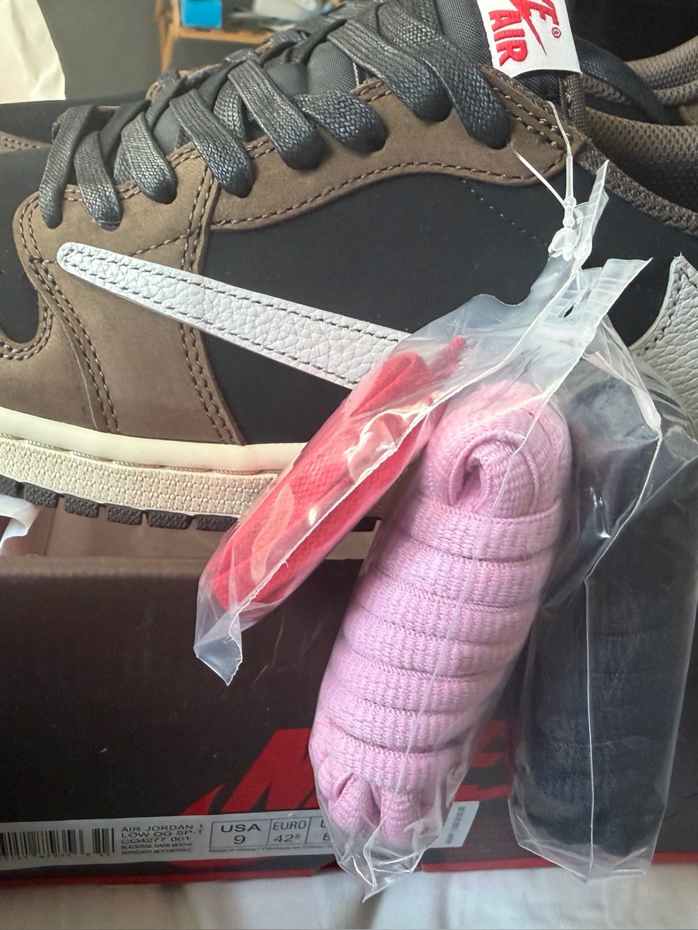Size 9 - Jordan 1 x Travis Scott
Low Mocha (Authentic)